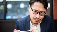Gegara Pesan Otoro Duluan, Pria Ini Ditegur Bos Saat Makan Sushi