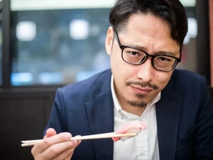 Gegara Pesan Otoro Duluan, Pria Ini Ditegur Bos Saat Makan Sushi