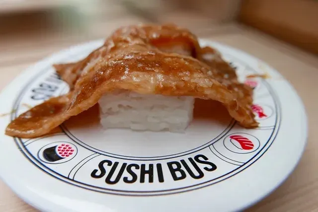 Makan sushi berurutan