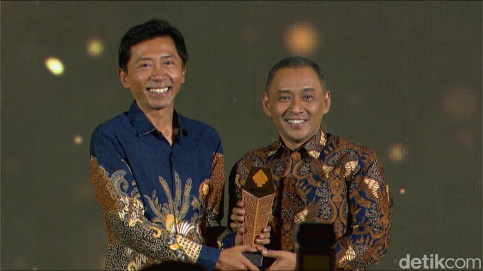 Penghargaan ini diberikan langsung oleh Manager Regional detikcom Triono Wahyu Sudibyo kepada Manager Corporate Communication Telkomsel Area Jawa Bali, Erwin Kusumawan di Nusantara Ballroom, KEK Industropolis Batang, Jumat (23/10/2026).