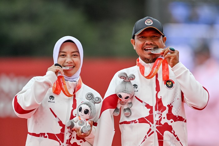 Atlet panahan Indonesia Kholidin (kiri) dan Ross Noveria (kanan) membidik sasaran saat bertanding melawan pasangan China Lixue Zhao dan Xueqian Wang pada final ganda campuran panahan recurve Asian Para Games 2026 di Okazaki Chuo Sogo Park, Aichi, Jepang, Jumat (23/10/2026). Pasangan Indonesia memperoleh medali perak setelah pada final dikalahkan pasangan China dengan skor 1-5. ANTARA FOTO/Mohammad Ayudha/YU