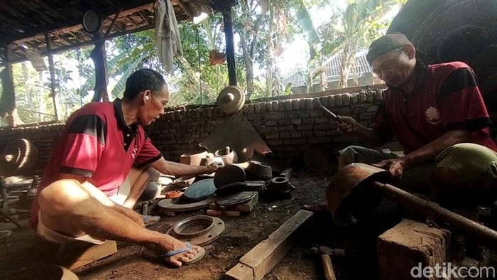 Melihat dari Dekat Kerajinan Gamelan di Jatirejo Nganjuk Melihat dari Dekat Kerajinan Gamelan di Jatirejo Nganjuk