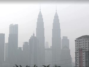 Video Menara Petronas Kuala Lumpur Diselimuti Asap Karhutla Indonesia