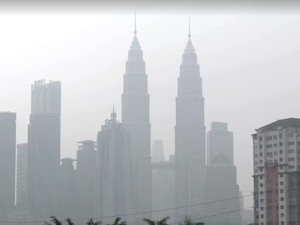 Menara Petronas di Kuala Lumpur Dipenuhi Asap Karhutla Indonesia