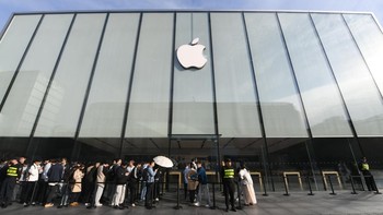 Apple mulai menjual iPhone Duo, ponsel lipat pertamanya, di China daratan, kemarin. Peluncuran penjualan produk tersebut menarik perhatian pelanggan dan penggemar teknologi yang mendatangi Apple Store di Distrik Jingan, Shanghai. Foto: VCG via Getty Images/VCG