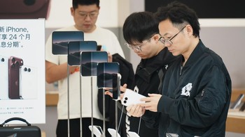 Pelanggan juga tampak mengamati produk yang dipajang di tengah antusiasme terhadap kehadiran ponsel lipat di lini iPhone.Foto: VCG via Getty Images/VCG
