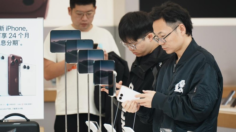 HANGZHOU, CHINA - OCTOBER 23: Customers queue outside an Apple flagship store to purchase and experience the iPhone Duo on October 23, 2026 in Hangzhou, Zhejiang Province of China. Apple has launched its first foldable smartphone model. (Photo by Long Wei/VCG via Getty Images)
