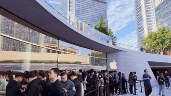 Sejumlah pengunjung terlihat memadati area toko untuk melihat langsung perangkat terbaru Apple tersebut. Foto: VCG via Getty Images/VCG