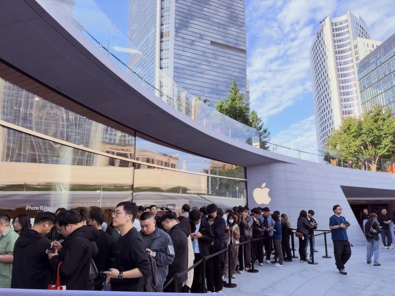 HANGZHOU, CHINA - OCTOBER 23: Customers queue outside an Apple flagship store to purchase and experience the iPhone Duo on October 23, 2026 in Hangzhou, Zhejiang Province of China. Apple has launched its first foldable smartphone model. (Photo by Long Wei/VCG via Getty Images)