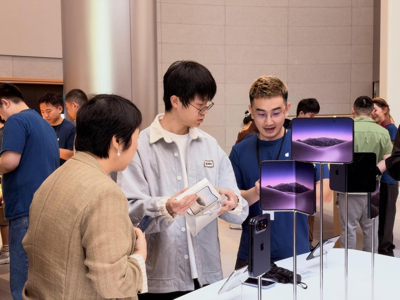 HANGZHOU, CHINA - OCTOBER 23: Customers queue outside an Apple flagship store to purchase and experience the iPhone Duo on October 23, 2026 in Hangzhou, Zhejiang Province of China. Apple has launched its first foldable smartphone model. (Photo by Long Wei/VCG via Getty Images)