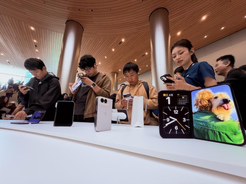HANGZHOU, CHINA - OCTOBER 23: Customers queue outside an Apple flagship store to purchase and experience the iPhone Duo on October 23, 2026 in Hangzhou, Zhejiang Province of China. Apple has launched its first foldable smartphone model. (Photo by Long Wei/VCG via Getty Images)