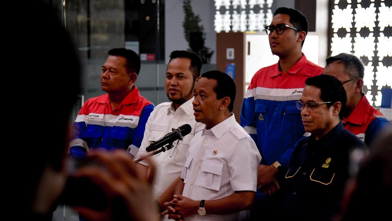 Menteri ESDM, Bahlil Lahadalia saat meninjau Kilang Balikpapan