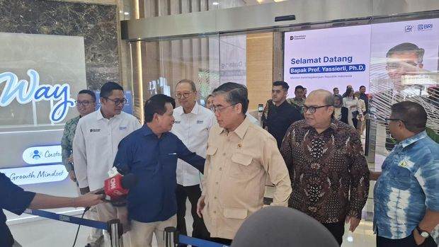 Menteri Ketenagakerjaan (Menaker) Yassierli melakukan peninjauan langsung pelaksanaan program magang nasional di PT Bank Rakyat Indonesia (Persero) Tbk atau BRI. (CNBC Indonesia/Chandra Dwi Pranata)