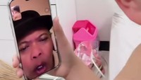 Eits... tapi Adzam langsung dapat pembelaan dari Sule. Sule video call yang masih menangis. Dimarahin sama mau dipenjara sama polisi itu, ayah marah sama polisi itu. Gak boleh gitu lagi ya. Udah, udah gak usah nangis ah, masa jagoan nangis, kata Sule kepada Adzam dalam Instagram Story Nathalie Holscher dilihat pada, Jumat (23/10/2026). Foto: Instagram Story @nathalieholscher