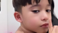 Adzam berhenti menangis bahkan dia mengisyaratkan Nathalie yang tertawa untuk diam karena Sule sedang bicara di video call. Foto: Instagram Story @nathalieholscher
