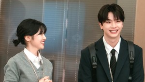 Ini momen Han Seon Woo di hari pertama kerja sebagai anak magang di Chronic Motors. Dia menyapa semua orang dengan senyum lebar dan vibe penuh keceriaan. (Foto: dok. SBS)