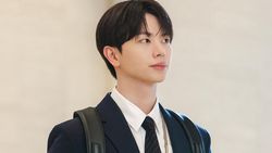 First Look Yook Sungjae Jadi Anak Magang di Drakor Nine to Six