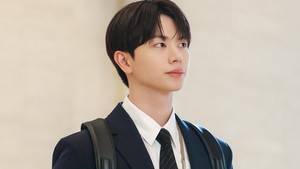 Di kantor dia dikenal sebagai sosok yang hangat. Karakternya akan punya peran besar dalam mengubah kehidupan Kang Ji Yi, si workaholic di Chronic Motors, yang diperankan Park Min Young. (Foto: dok. SBS)