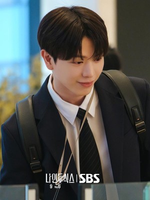 First Look Yook Sungjae Jadi Anak Magang di Drakor Nine to Six