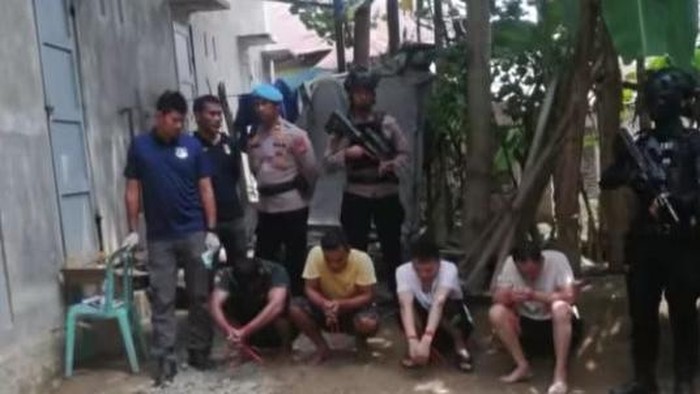 Sejumlah orang diamankan tim gabungan dalam penggerebekan diduga pabrik sabu di Pidie, Aceh.