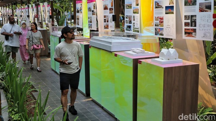 Pengunjung mengamati maket karya arsitektur dalam pameran M Bloc Design Week 2026 di Blok M, Jakarta Selatan, Jumat (23/10/2026). Pameran ini menampilkan beragam gagasan desain yang berangkat dari konteks Indonesia.