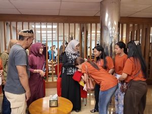 Rombongan penari Gandrung Sewu selamat dari kebakaran KMP Batumandi dan tiba di Banyuwangi. Bupati Ipuk menyambut mereka dengan dukungan penuh untuk tampil.