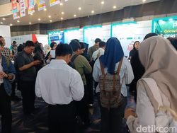 Seperti Ini Perjuangan Cari Kerja di Jakarta, Antrean Mengular ke Luar Gedung!