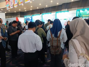 Seperti Ini Perjuangan Cari Kerja di Jakarta, Antrean Mengular ke Luar Gedung!
