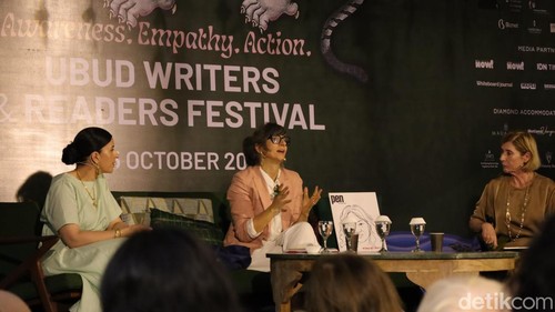 Francesca Albanese (tengah) saat berbicara di UWRF 2026, di Ubud, Gianyar, Jumat (23/10/2026). (Aryo Mahendro/detikBali).