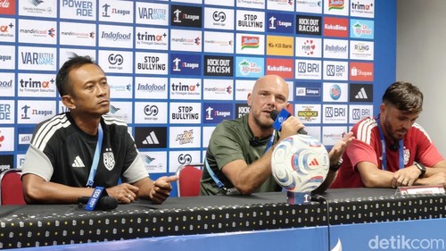 Pelatih Bali United Johnny Jansen (tengah) mengomentari kartu merah yang diterima Kadek Arel saat melawan Java United.