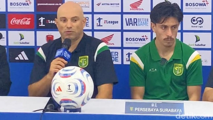 Pelatih Persebaya Surabaya, Bernardo Tavares usai kalah dari PSM Makassar di Stadion Gelora BJ Habibie.