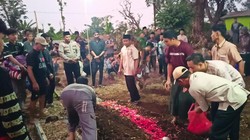 Suasana Haru Warnai Pemakaman Korban Keenam Karhutla Bromo di Probolinggo
