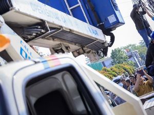 Pemkot Pekanbaru Tertibkan Kabel Semrawut di Jalan Ronggo Warsito