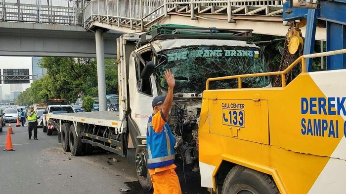 Penampakan Truk Tabrak Pembatas Jalan di Tol JORR hingga Ringsek
