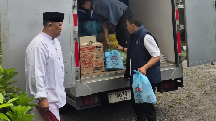 Penyaluran bantuan untuk korban bencana di Bogor
