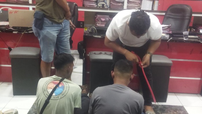 Dua pelaku perampokan toko emas di Jember setelah ditangkap