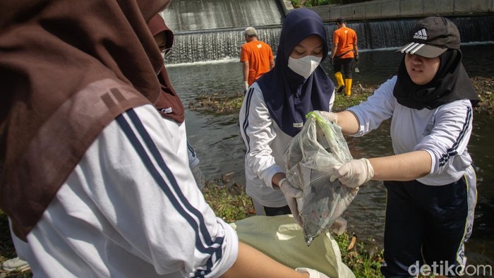 Relawan dan pelajar membersihkan sampah di aliran sungai Gajahwong saat memperingati Hari Bersih-bersih Sedunia atau World Clean Up Day 2026 di Muja muju, Umbulharjo, Yogyakarta, Jumat (23/10/2026). Kegiatan  tersebut diharapkan mampu mendorong kesad