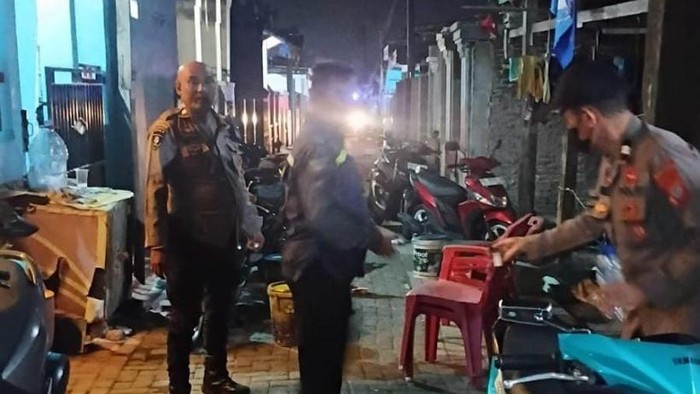 Personel Polsek Manggala membubarkan sekelompok pemuda yang sedang pesta miras.