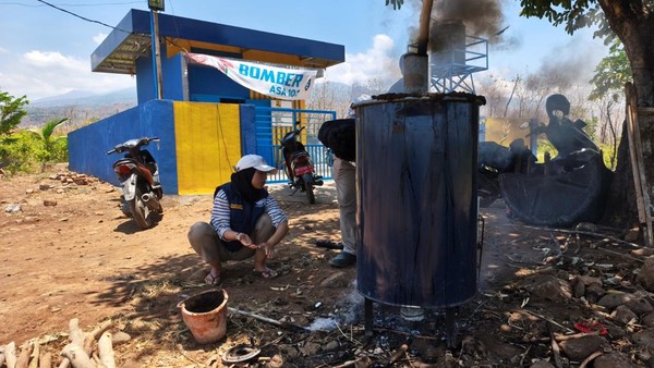 Petani Lombok Timur Olah Limbah Jagung Jadi Biochar untuk Suburkan Tanah