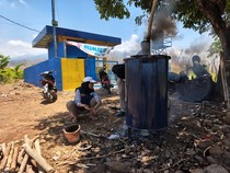 Petani Lombok Timur Olah Limbah Jagung Jadi Biochar untuk Suburkan Tanah