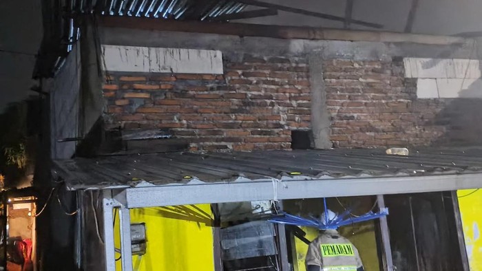 Petugas Damkar Kota Semarang memadamkan kebakaran rumah di Kelurahan Mangunharjo, Kecamatan Tugu, Jumat (23/10/2026) dini hari.