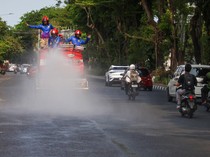 Atasi Panas dan Debu Proyek, Damkar Semprot Jalanan di Kota Surabaya