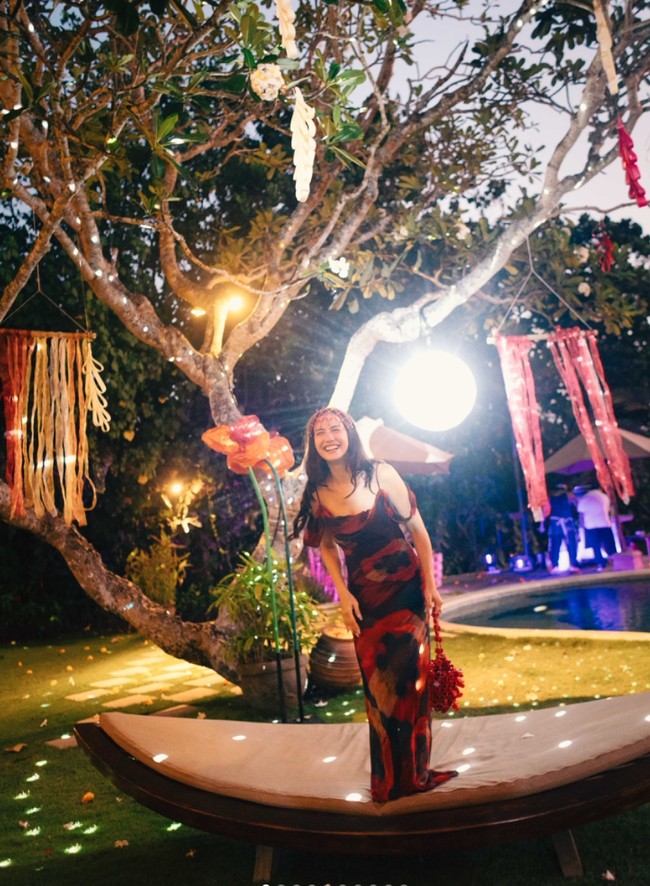Pevita Pearce tampil memukau di perayaan ulang tahunnya. Bergaya bohemian, busana hingga aksesori yang dikenakan Pevita tampak didominasi warna merah. Foto: Instagram/@pevpearce