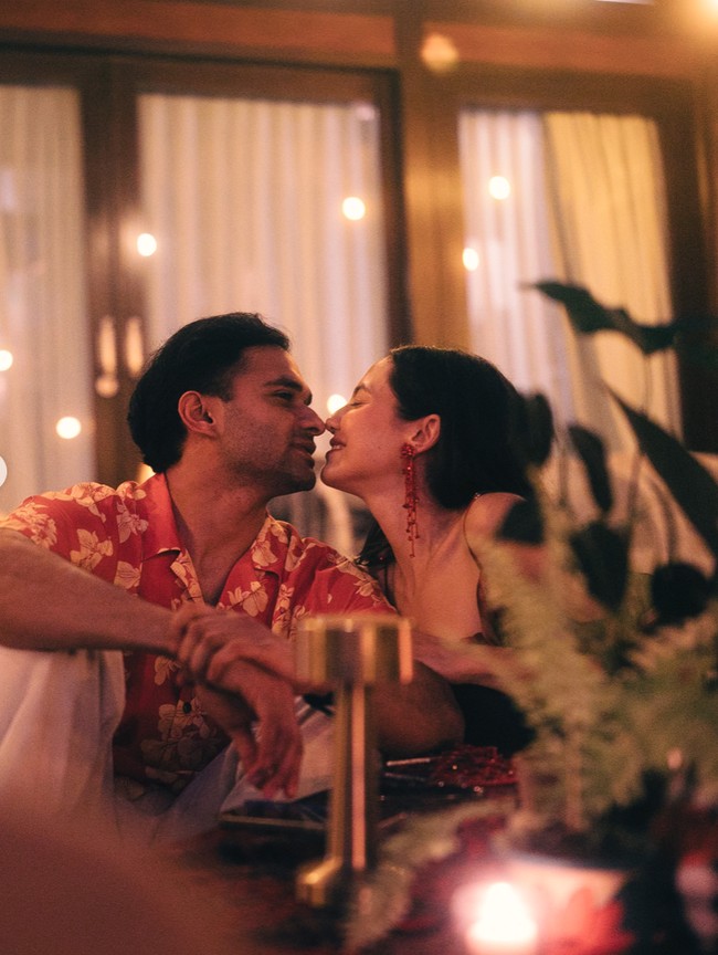 Suami Pevita, Mirzan Meer, turut hadir menemani sang istri. Dalam salah satu foto terlihat keduanya memamerkan kemesraan mereka.&nbsp;Foto: Instagram/@pevpearce