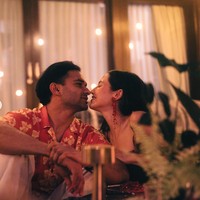 Suami Pevita, Mirzan Meer, turut hadir menemani sang istri. Dalam salah satu foto terlihat keduanya memamerkan kemesraan mereka.&nbsp;Foto: Instagram/@pevpearce