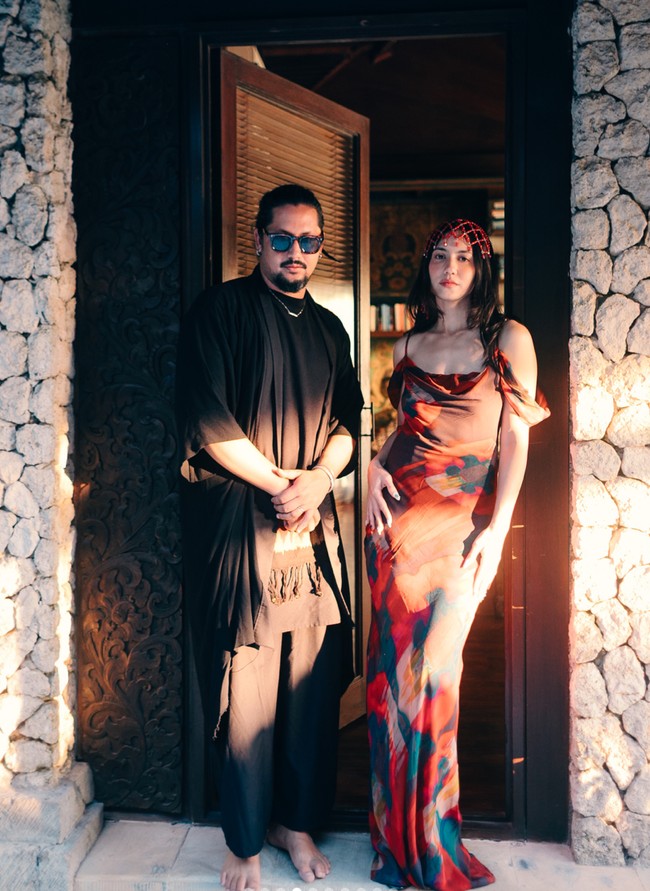 Pose di sebelah sang kakak, Keenan, yang turut hadir, Pevita terlihat tampil cantik kenakan dress panjang model off-shoulder dengan tali tipis. Melengkapi penampilannya, Pevita mengenakan hair piece warna merah yang menutup sebagian kepalanya.&nbsp;Foto: Instagram/@pevpearce
