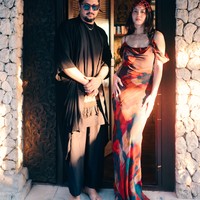 Pose di sebelah sang kakak, Keenan, yang turut hadir, Pevita terlihat tampil cantik kenakan dress panjang model off-shoulder dengan tali tipis. Melengkapi penampilannya, Pevita mengenakan hair piece warna merah yang menutup sebagian kepalanya.&nbsp;Foto: Instagram/@pevpearce