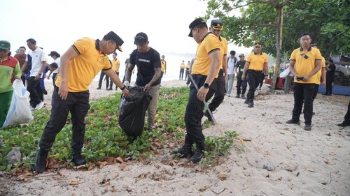 Polda Bali menggelar kegiatan Green Policing berupa penanaman pohon dan kerja bakti bersama warga di Pantai Kuta, Jumat (23/10/2026). (Foto: Dok. Polda Bali)