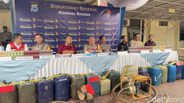 Polda Kalsel mengamankan 7.825 liter BBM bersubsidi jenis Solar dan Pertalite hasil langsiran