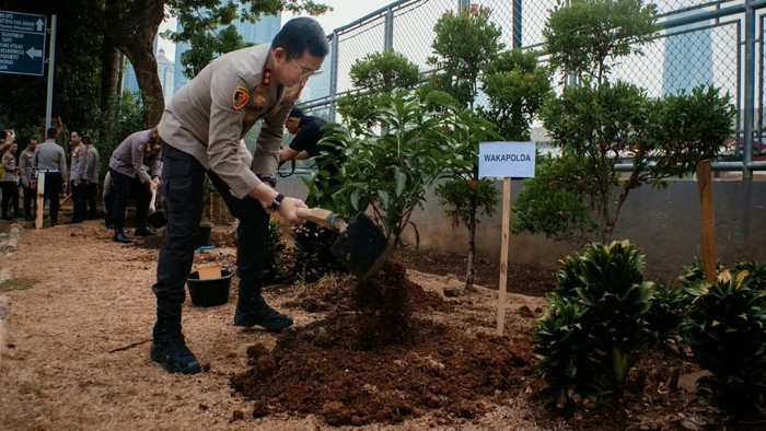 Polda Metro Jaya menanam pohon mewujudkan kepedulian terhadap lingkungan, Jumat (23/10/2026).